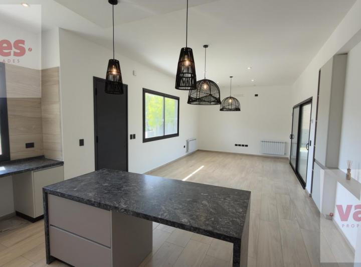 Casa · 179m² · 5 Ambientes · 1 Cochera