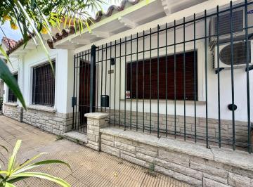 Casa · 120m² · 3 Ambientes · 1 Cochera · Casa en Venta en Martínez de 3 Amb C/ Jardín