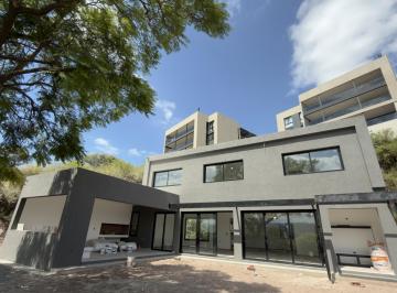 Casa · 800m² · 6 Ambientes · 2 Cocheras · Venta – Casa a Estrenar de 3 Dorm. con Vista a Las Sierras en La Cuesta