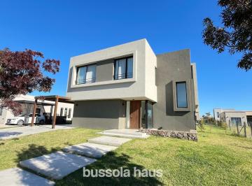 Casa · 215m² · 5 Ambientes · 1 Cochera · Casa en Alquiler Anual de 5 Ambientes en Riberas Puertos