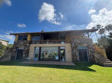 Casa · 520m² · 6 Ambientes · Casa en Laguna Blanca