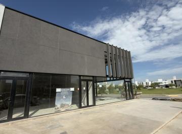 Local comercial · 84m² · 1 Ambiente · Alquiler – Locales Comerciales con Vidriera en Esquina Frente a Espacio Verde en Docta
