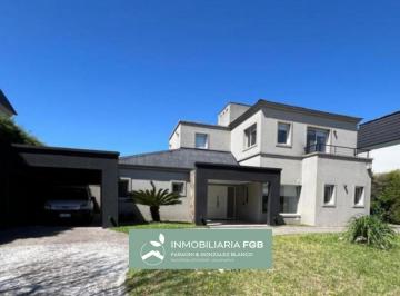 Casa · 220m² · 8 Ambientes · 3 Cocheras · Venta – Casa 6 Ambientes Apto Crédito – 4 Dorm. – Cochera Cub 3 Autos – Playroom | Barrio Sept