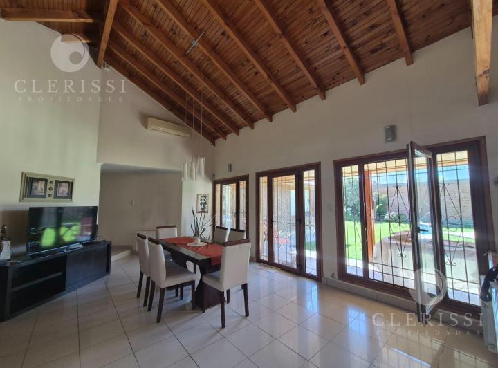 Casa · 327m² · 7 Ambientes · 4 Cocheras