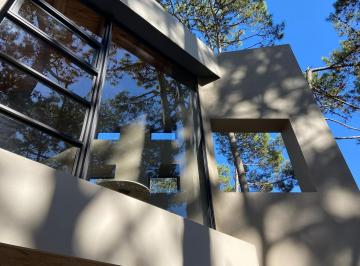 Casa · 180m² · 5 Ambientes · 1 Cochera · Casa en Laguna Blanca