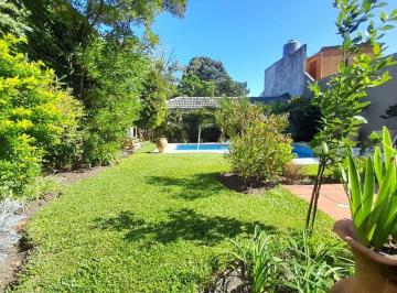 Casa · 305m² · 6 Ambientes · 2 Cocheras · Florida m - Zona Residencial - Sólido Chalet en 4 Plantas con Jardín, Piscina y Garaje.