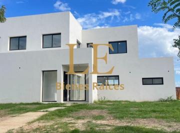 Casa · 223m² · 5 Ambientes · 4 Cocheras · Venta Casa en San Sebastián a La Laguna