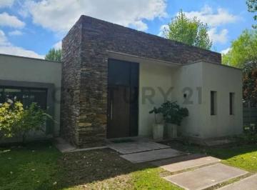 Casa · 211m² · 5 Ambientes · 2 Cocheras · Casa en Venta Barrio Privado Terruños de Araoz 1