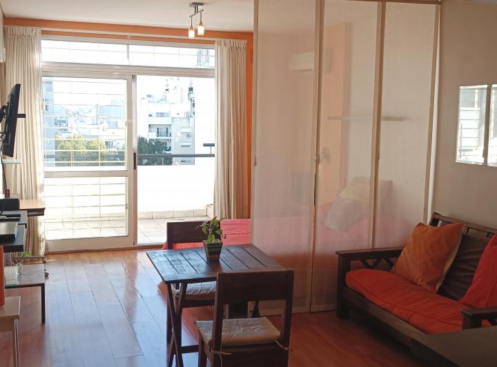 Luminoso Monoambiente Amueblado con Balcón en Villa Urquiza.