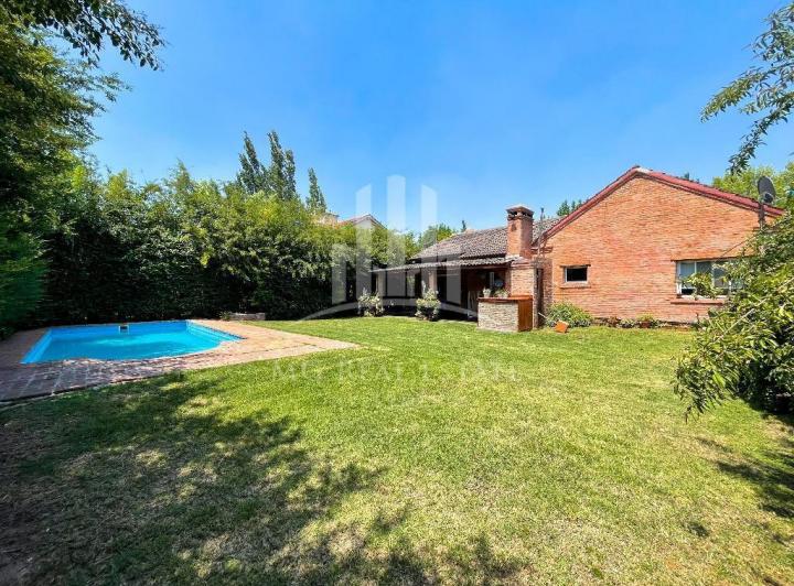 Casa · 140m² · 4 Ambientes · 3 Cocheras