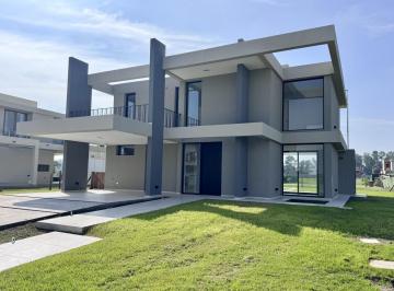 Casa · 164m² · 4 Ambientes · 2 Cocheras · Casa en Venta Barrio Canning Chico