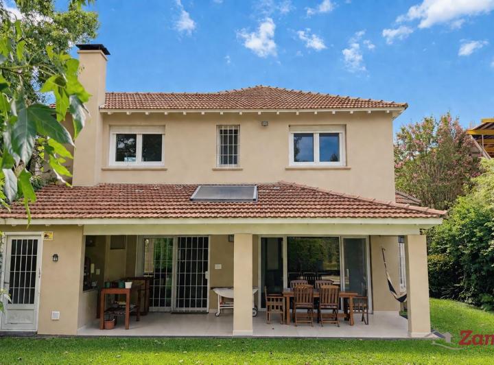 Casa · 343m² · 9 Ambientes · 2 Cocheras