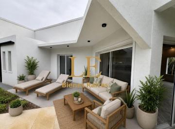 Casa · 237m² · 5 Ambientes · 4 Cocheras · Venta Casa Haras Santa María, Permuta. Oportunidad.