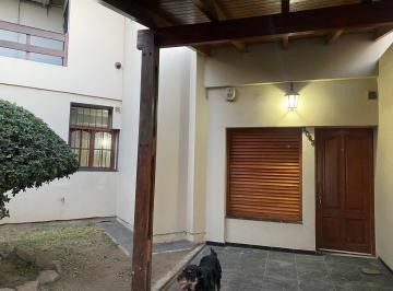 Casa de 6 ambientes, Córdoba · Casa de 2 Plantas con Patio y Cochera - Acepto Permuta