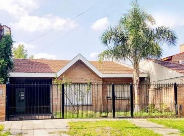 Casa · 120m² · 4 Ambientes · Casa Chalet en Venta en Castelar, Morón, G. B. a. Zona Oeste