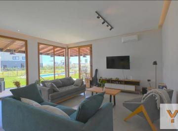 Casa · 210m² · 5 Ambientes · Casa en Venta - 4 Dorm. 4 Baños - Pilar