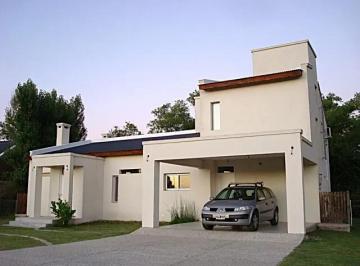 Casa · 240m² · 5 Ambientes · Casa en Venta - 4 Dorm. 4 Baños - Pilar
