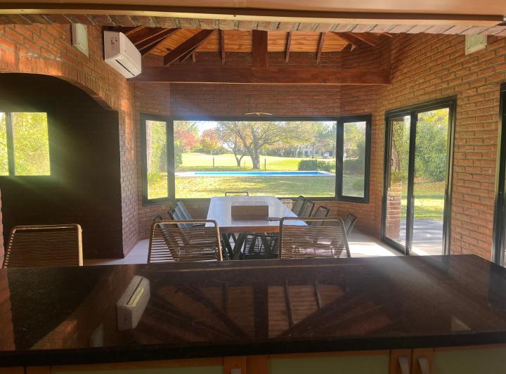 Casa · 350m² · 4 Dormitorios