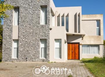 Casa · 236m² · 6 Ambientes · 3 Cocheras · Casa a La Venta en Costa Esmeralda, Barrio Golf 2