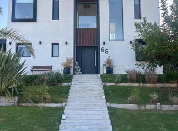 Casa · 210m² · 4 Ambientes · 4 Cocheras · Casa en Venta Magallanes - Hudson