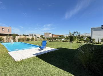 Casa · 115m² · 4 Ambientes · 3 Cocheras · Venta Casa 4amb Pileta Amplio Lote Interno Casi Nueva Pilar del Este