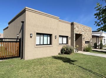 Casa · 115m² · 4 Ambientes · 3 Cocheras · Venta Casa 4amb Pileta Galeria Fondo a Pulmon Verde Central Casi Nueva