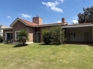 Foto · Casa en San Isidro: Confort en Una Planta y Amenities