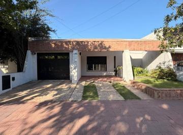 Casa · 500m² · 6 Ambientes · 2 Cocheras · Casa 3 Dorm C/ Cochera Doble y Patio Verde
