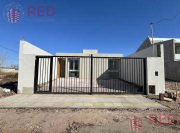 Casa · 140m² · 4 Ambientes · 1 Cochera · Vende Casa en Pozo 2 Dorm. en Barrio Cardenales - Neuquén