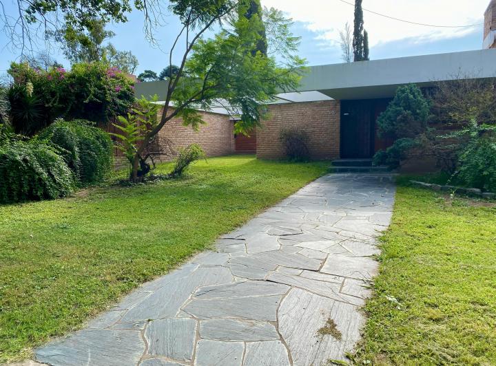 Casa · 300m² · 11 Ambientes · 4 Cocheras