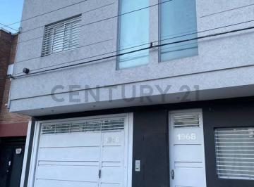 PH · 55m² · 2 Ambientes · 1 Cochera · 30 Entre 72bis y 73. PH Dos Ambientes con Cochera, Patio y Parrilla.