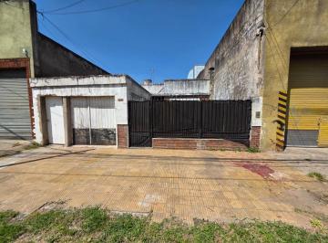 Casa · 90m² · 3 Ambientes · 1 Cochera · En Venta en Caseros Casa Al Frente con Garage y Fondo Apta Credito F: 10925