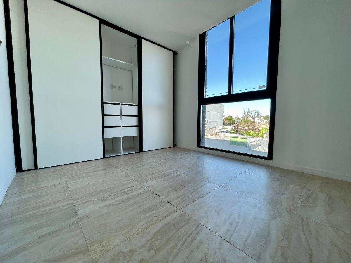 Triplex 4 amb, 90m² con cochera y terraza — Centro, luminoso y moderno