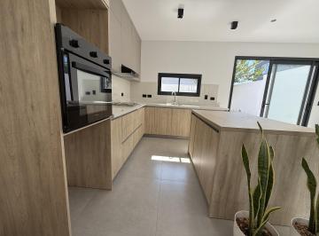 Casa · 117m² · 3 Ambientes · 1 Cochera · Se Vende Duplex 2 Dorm. en Prados de Manantiales