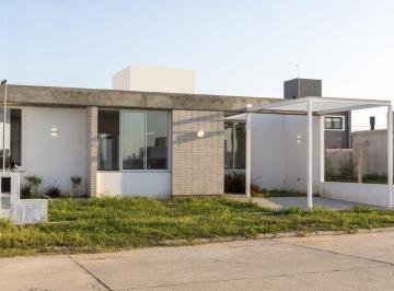 Casa · 140m² · 4 Ambientes · 1 Cochera · Casa en Venta en Rincones de Manantiales, 3 Dorm., a Estrenar