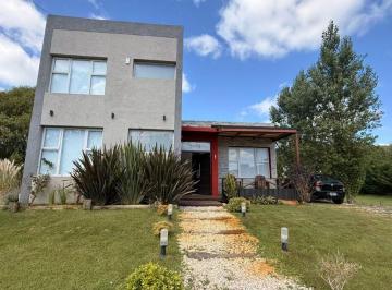 Casa de 4 ambientes, Costa del Este · Excelente Casa en Los Jazmines 1074 con Pileta
