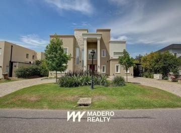 Casa · 250m² · 5 Ambientes · 1 Cochera · Casa en La Lomada de Pilar