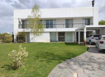 Casa · 800m² · 5 Ambientes · 2 Cocheras · Casa en Alquiler en Comahue Golf