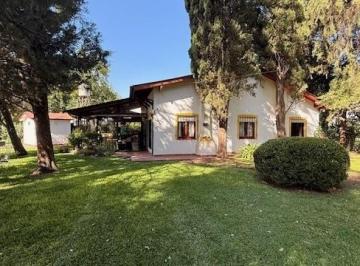 Casa · 151m² · 4 Ambientes · 2 Cocheras · Casa Chalet en Venta en Parque Jularó, Exaltación de La Cruz, G. B. a. Zona Norte