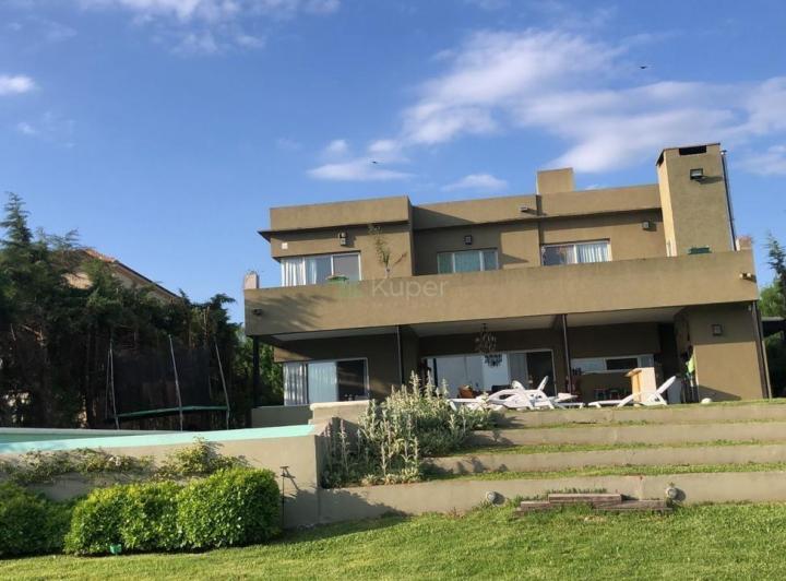 Casa · 249m² · 5 Ambientes · 1 Cochera