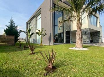 Casa de 6 ambientes, Esteban Echeverría · Propiedad de Categoría Sobre Lote de 974 m en Venta en Lagos de Canning