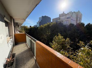 Departamento · 70m² · 3 Ambientes · 1 Cochera · Excelente Departamento de 3 Ambientes con Dependencia de Servicio Al Frente con Balcón Corrido, Pati