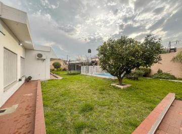 Casa · 209m² · 5 Ambientes · 2 Cocheras · Venta - Casa 3 Dorm. con Jardin y Pileta - Ludueña