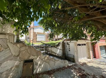 Casa · 97m² · 4 Ambientes · 1 Cochera · Casa en Venta de 2 Dorm.. Patio con Pileta y Quincho con Parrilla. Terraza. Centro Campana