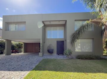 Casa · 325m² · 5 Ambientes · 2 Cocheras · Casa en Fincas de Iraola II