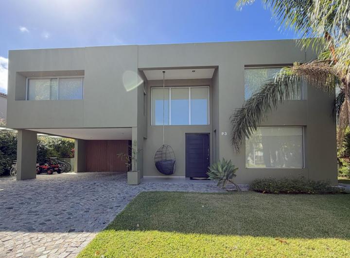 Casa · 325m² · 5 Ambientes · 2 Cocheras
