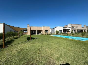 Casa · 114m² · 4 Ambientes · 3 Cocheras · Venta Casa 4 Amb Luminosa con Pileta y Parrila en Santa Lucia Pilar del Este