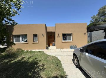 Casa · 170m² · 4 Ambientes · 2 Cocheras · Venta - Casa en Barrio San Alfonso - Pilar del Este