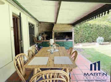 Casa · 174m² · 6 Ambientes · 2 Cocheras · Venta Casa Barrio con Portón en Bella Vista, con Pileta