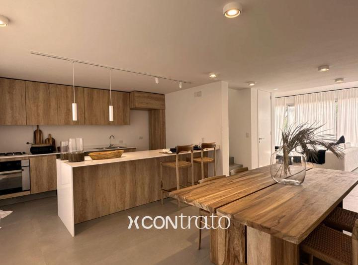 Casa · 200m² · 4 Ambientes · 2 Cocheras
